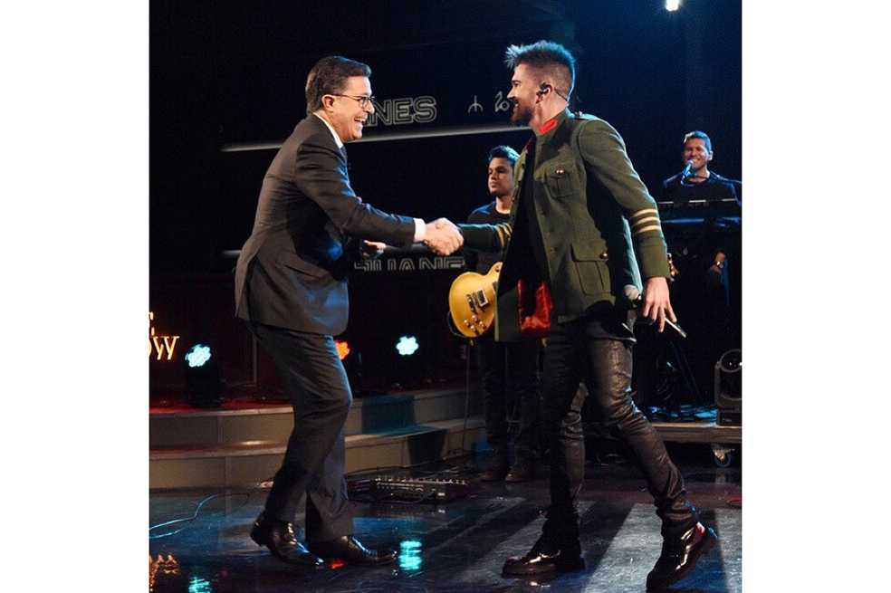 Juanes hizo historia al cantar en español en «The Late Show» de Stephen Colbert