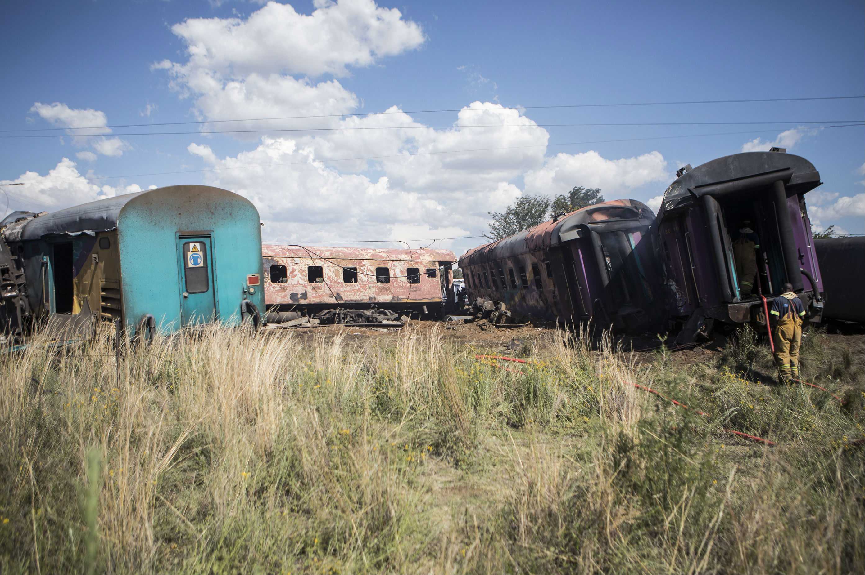 Dieciocho muertos y 254 heridos en el choque de un tren con un camión en Sudáfrica