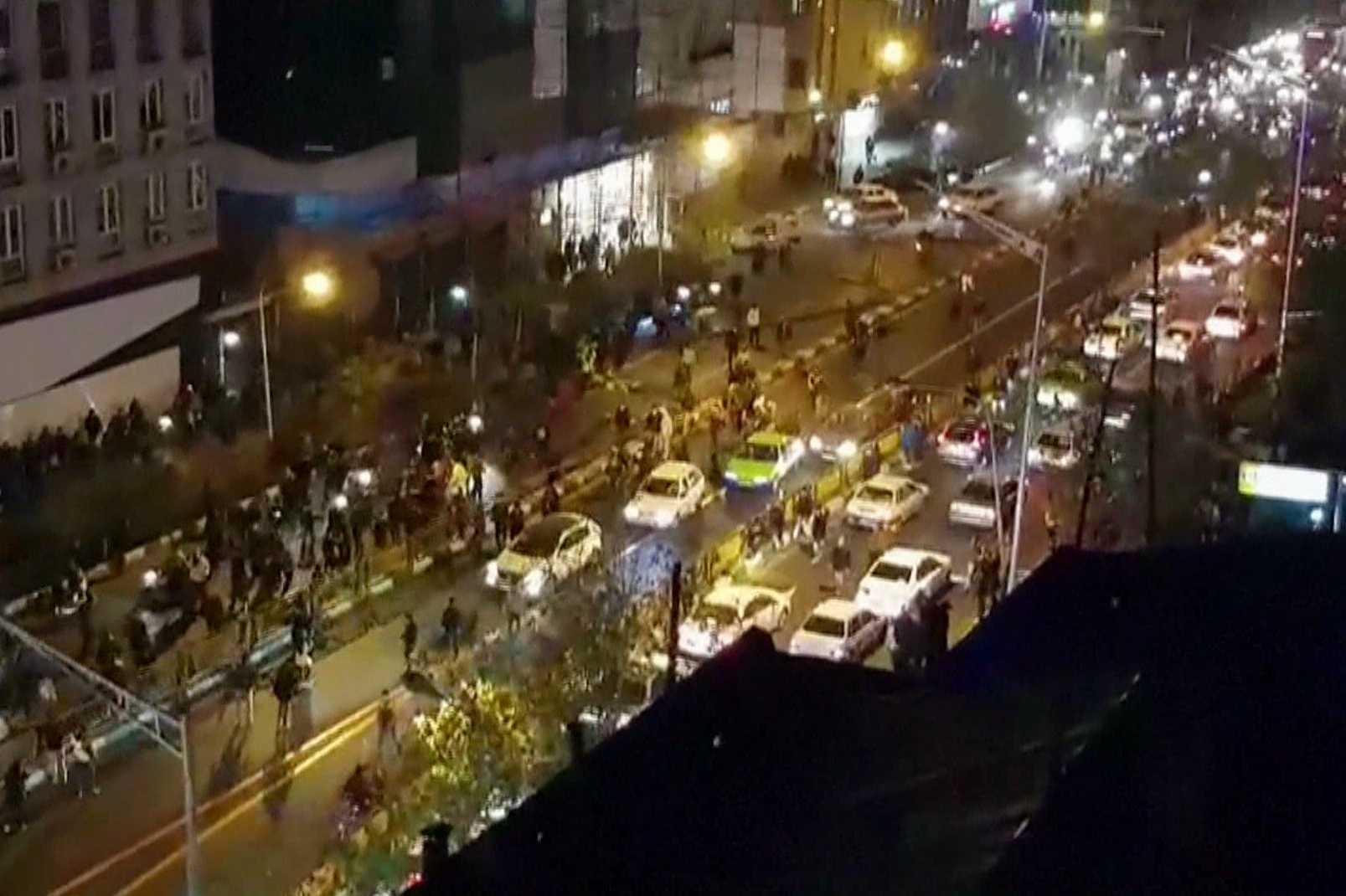 Nuevas protestas estallan en Irán, al menos un policía muerto