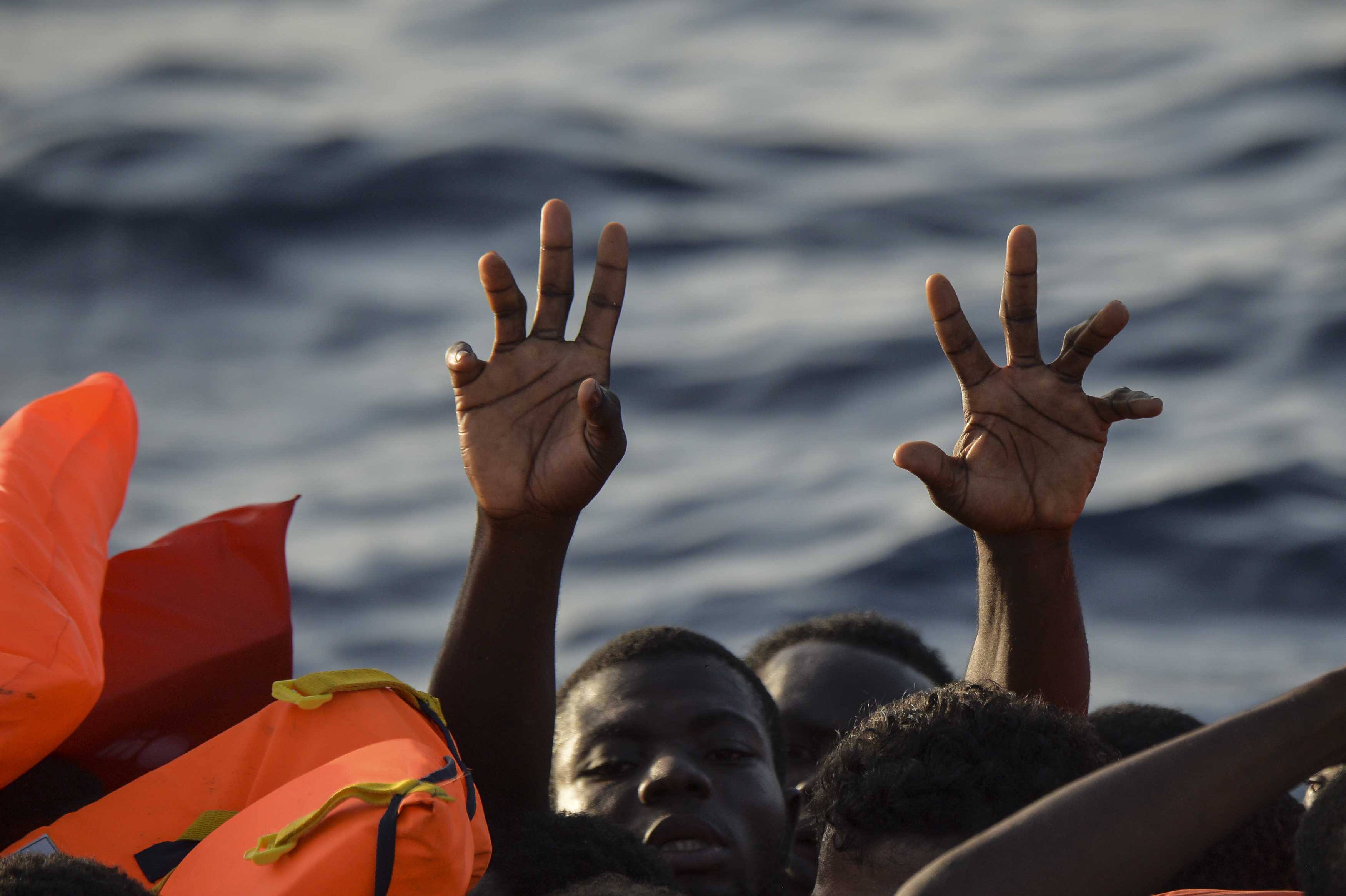 Rescatan a casi 300 migrantes en aguas libias, dos mujeres muertas