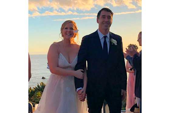Humorista Amy Schumer comparte las fotos de su matrimonio con Chris Fischer