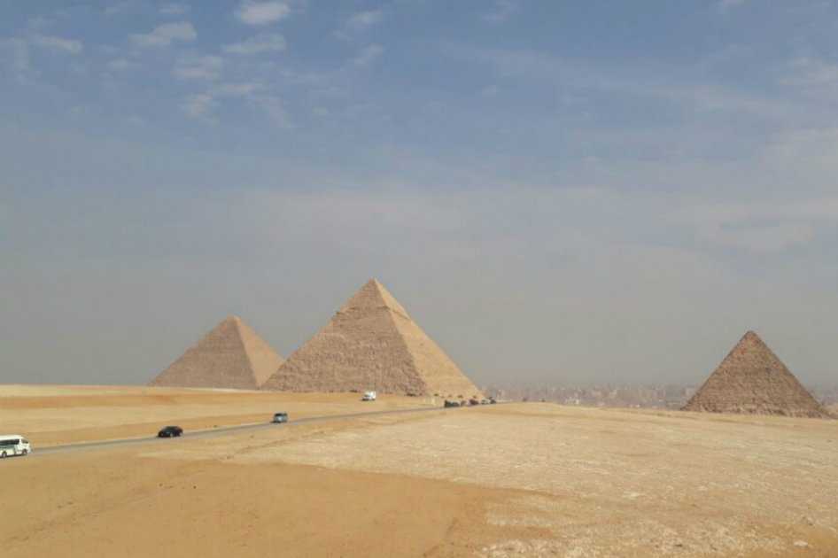 Hallan cuatro ataúdes en tres pozos al sur de las Pirámides de Guiza
