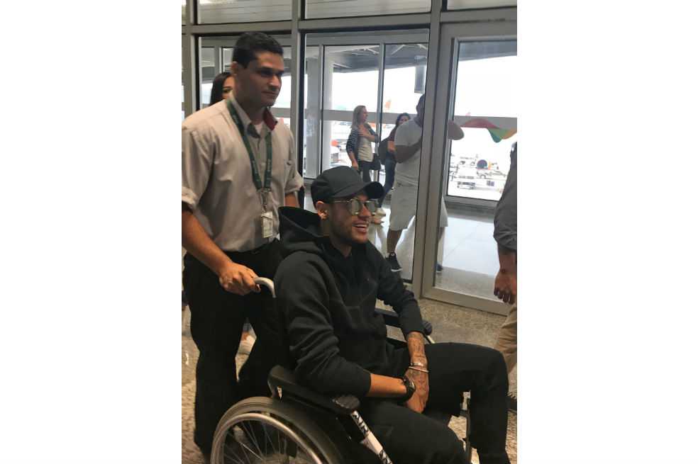 Médico de Brasil afirma que Neymar sufrió fractura y que podría estar tres meses fuera