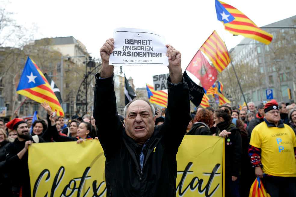 Miles de personas protestan en Barcelona tras detención de Puigdemont