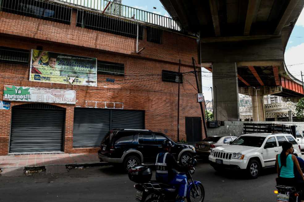 Diecisiete muertos al estallar bomba lacrimógena en club social de Caracas