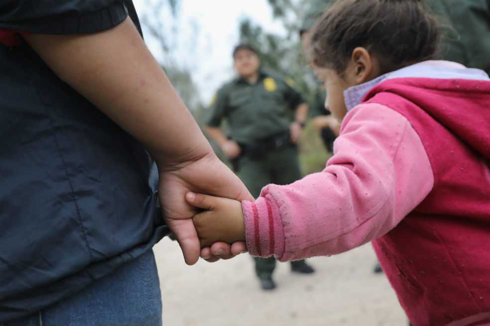 Dos mil niños separados de sus padres en frontera de EE.UU.