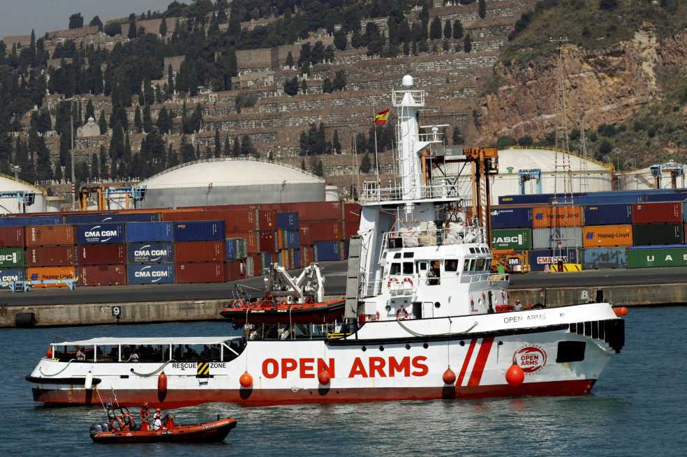 El barco Open Arms llega a Barcelona con 60 migrantes rescatados