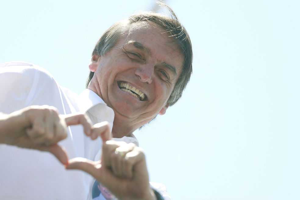 Médicos aconsejan a Bolsonaro, candidato favorito en Brasil, no ir a debates