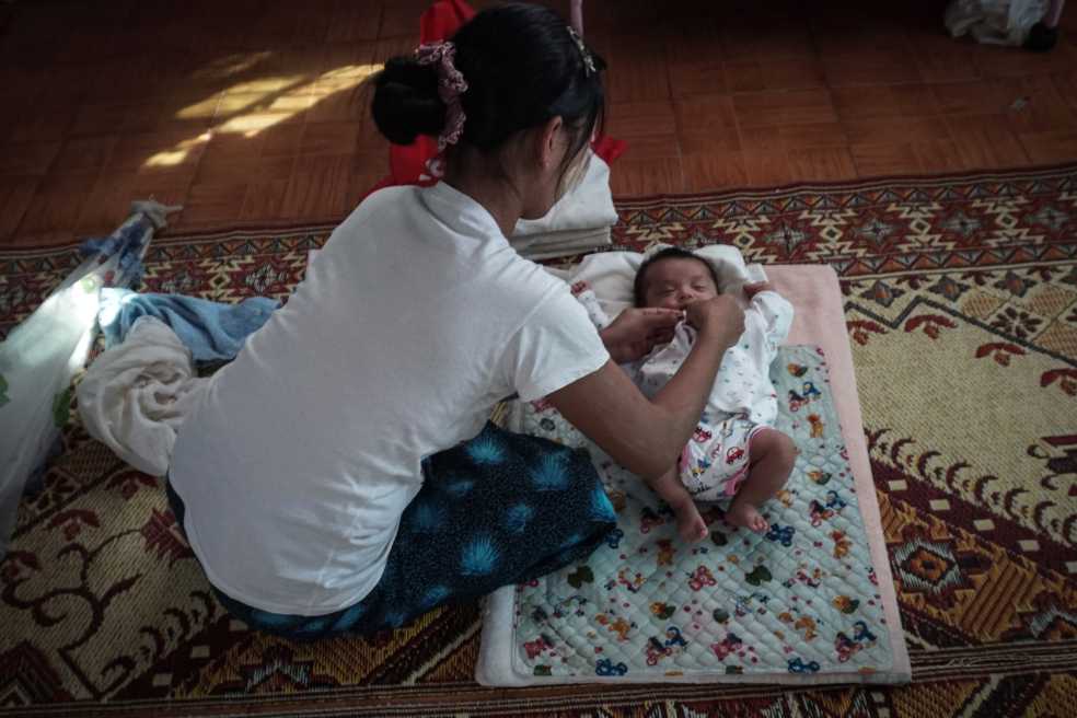 La difícil decisión que deben tomar las madres solteras en Birmania