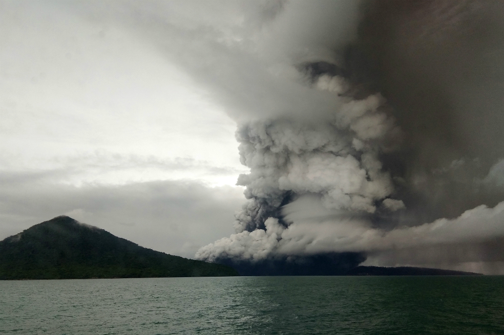 Indonesia eleva la alerta por actividad del volcán que provocó el tsunami
