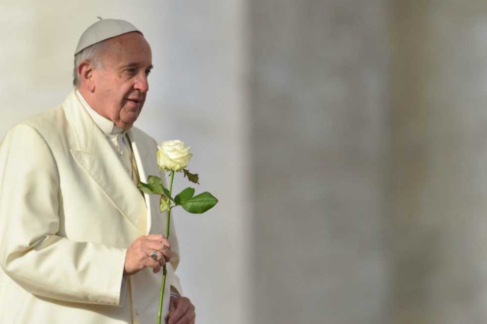 El papa condena el carro bomba en Bogotá y pide perseverar en la paz