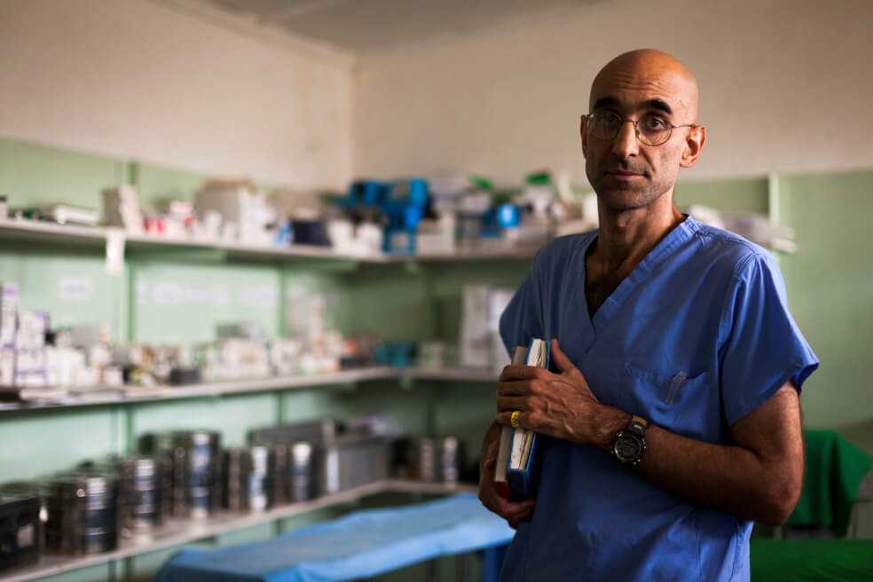 El cirujano que durante años combatió a la muerte en las montañas de Sudán