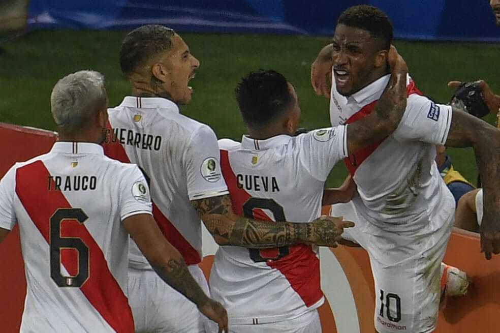 Perú venció a Bolivia y puso un pie en los cuartos de final