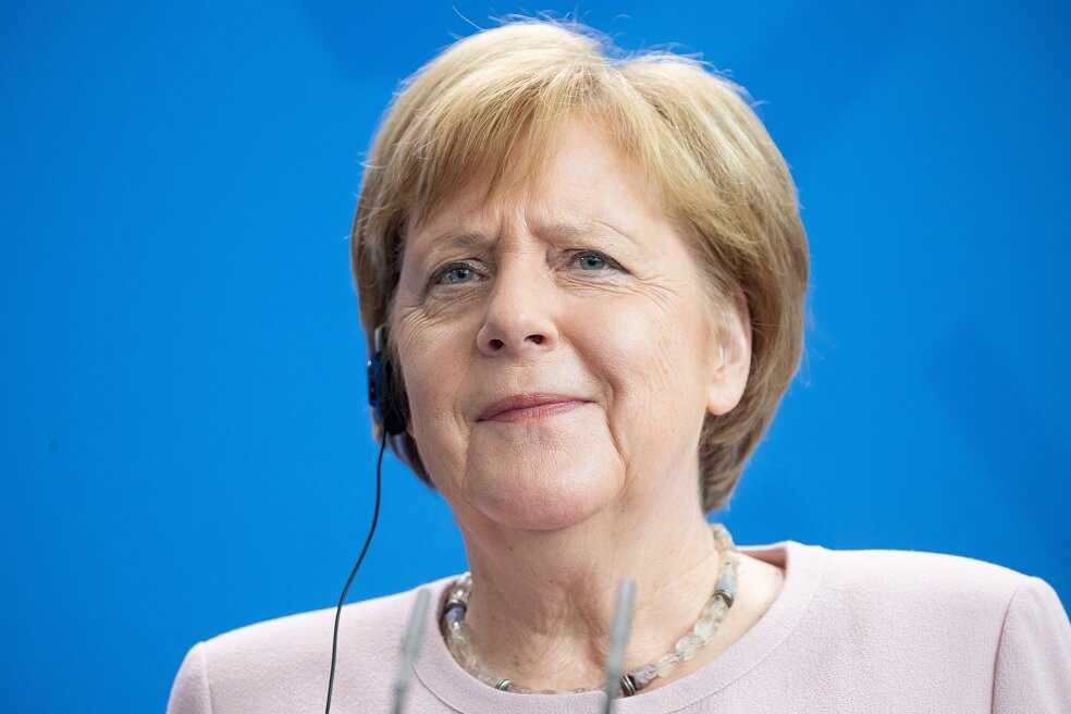 Los temblores de Merkel que opacaron una ceremonia oficial