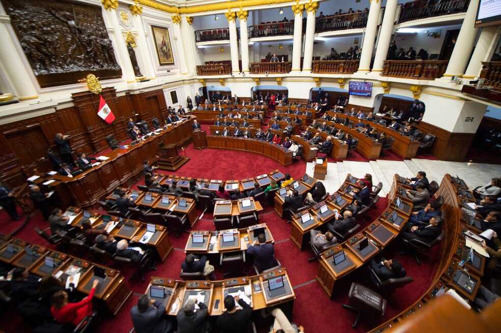 Congreso peruano no se disolverá: diputados votaron a favor de reformas políticas