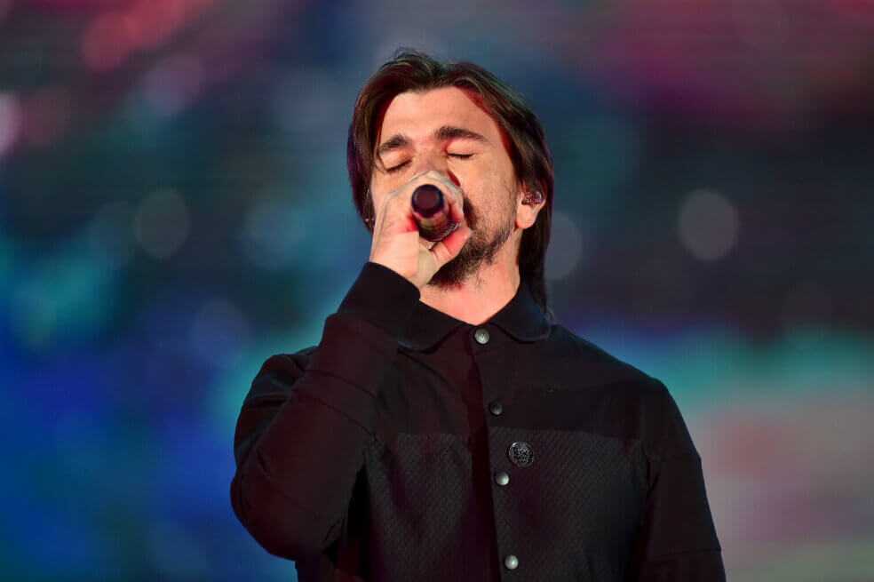 Juanes rinde homenaje a líderes asesinados en concierto en Múnich