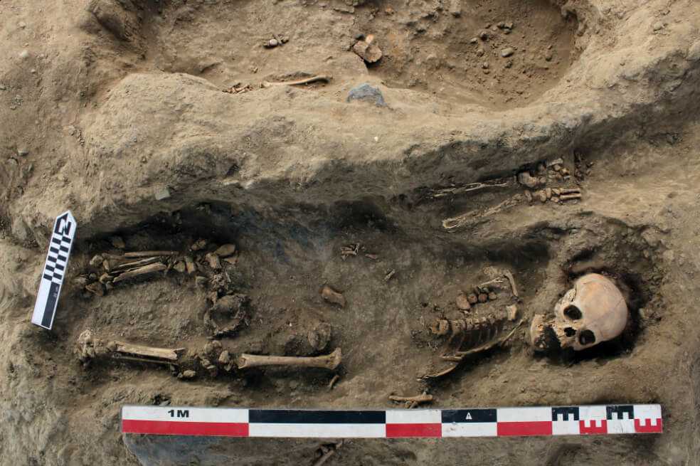 Arqueólogos encuentran esqueletos de 227 niños en Perú y creen que fueron sacrificados
