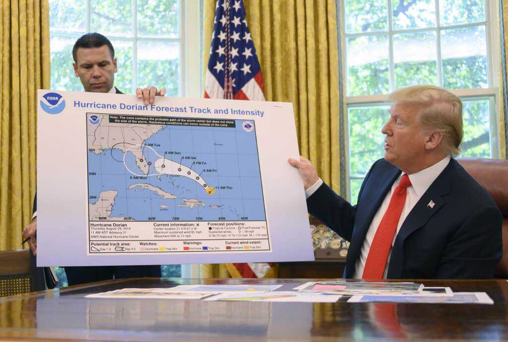 Trump modifica con marcador una alerta de huracán para no aceptar que se equivocó