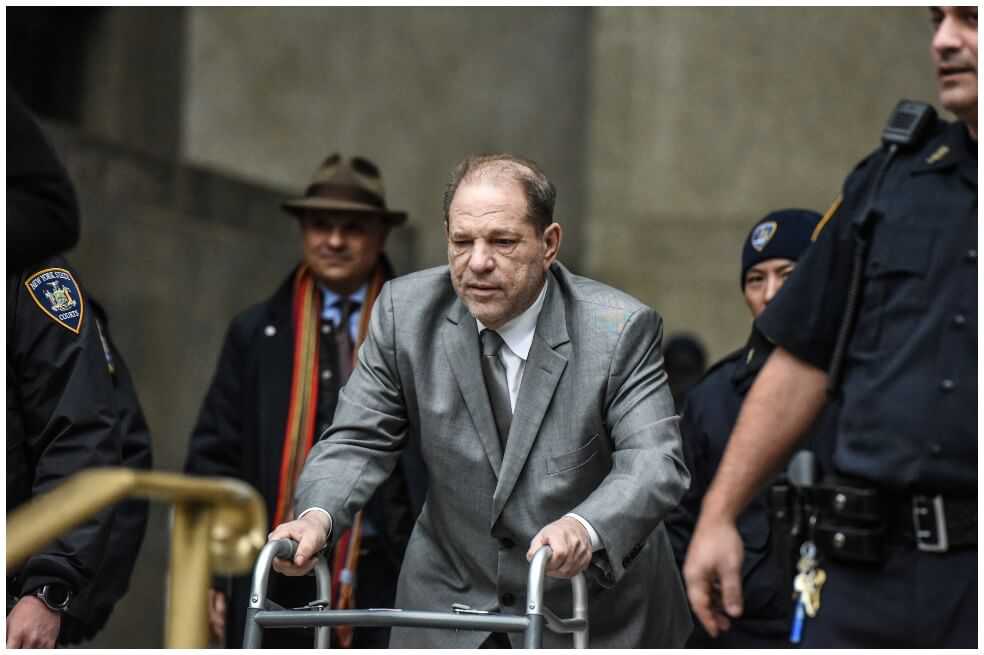 Juez amonestó a Harvey Weinstein por usar su teléfono en la corte