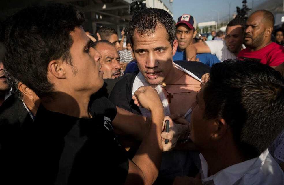 Guaidó es recibido con una paliza y abucheos de oficialistas al aterrizar en Caracas