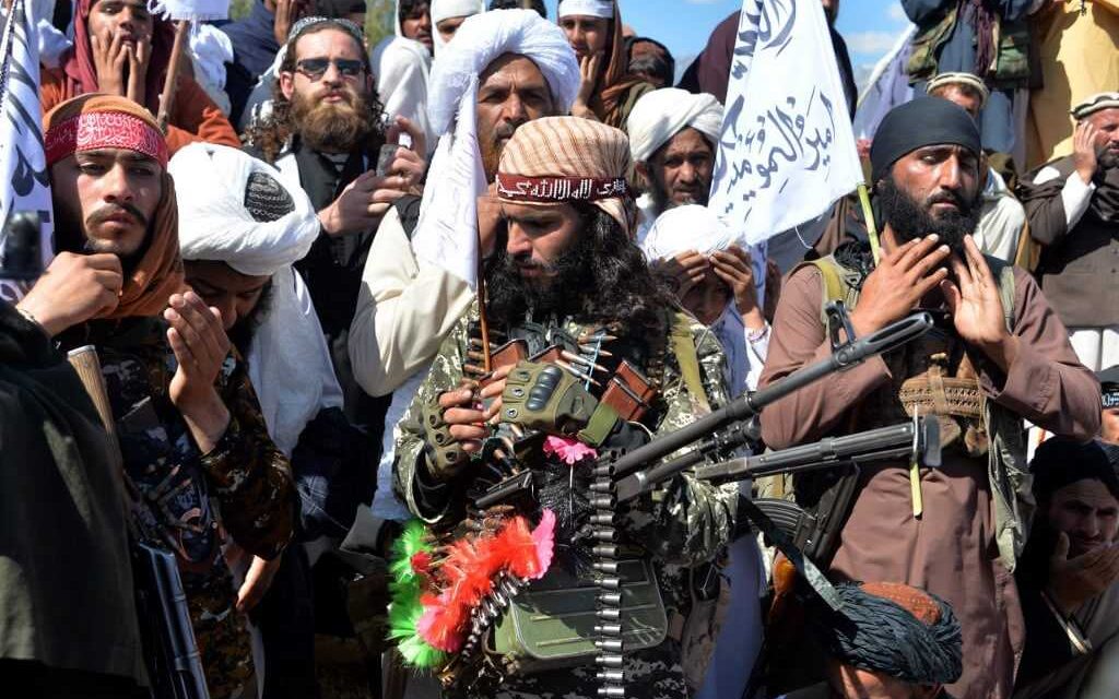 Nueva ofensiva de los talibán pone en peligro diálogo en Afganistán