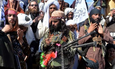 Nueva ofensiva de los talibán pone en peligro diálogo en Afganistán