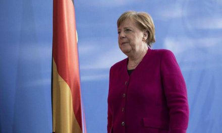 La estrategia de Merkel ante el coronavirus empieza a ser criticada