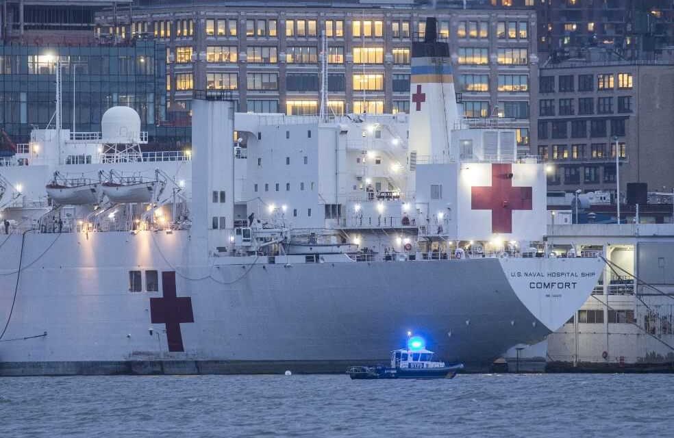 El Comfort, el buque hospital emblema de EE. UU. que no ha podido aliviar a Nueva York
