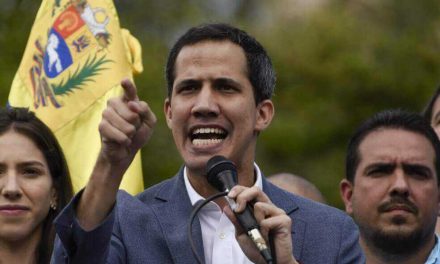 Juan Guaidó anuncia bono de 100 dólares para sector médico en Venezuela