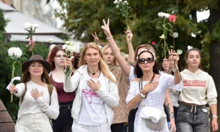 Ropa blanca, flores y un himno rock: los símbolos de los manifestantes bielorrusos