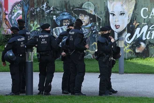 Suspenden a policías alemanes por compartir montajes de refugiados en cámaras de gas