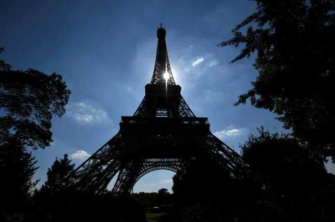 Reabre la Torre Eiffel tras ser evacuada por una alerta de bomba