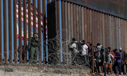Niños migrantes de otros países son expulsados a México desde EE. UU., según el NYT