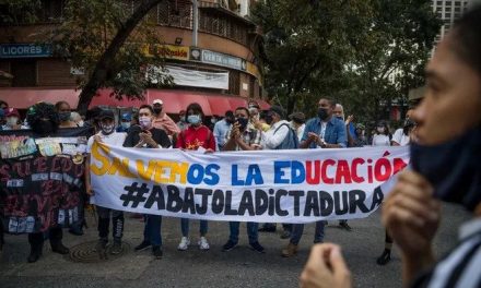 Maestros protestan en Venezuela contra el reinicio de clases
