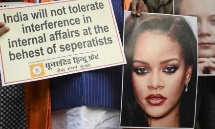 Rihanna genera polémica en India por una foto en toples con una imagen del dios Ganesh