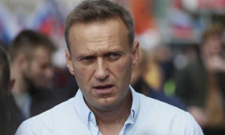 Salud de líder opositor ruso estaría deteriorando en prisión, denuncia su esposa