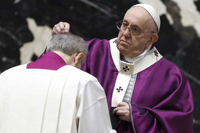El papa baja el sueldo a los religiosos en el Vaticano