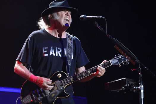 Neil Young retira su música de Spotify por emitir desinformación sobre covid