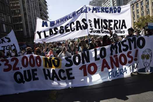 Chile: así le protestaron los estudiantes al presidente Boric, exlíder estudiantil