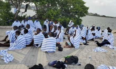 Más de 100 migrantes haitianos llegaron al sur de Florida en un velero