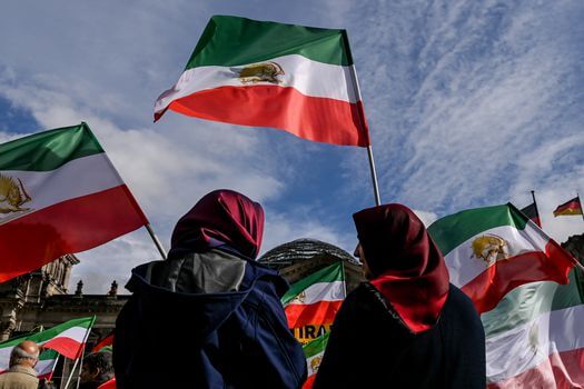 Opositores desestiman anuncio de disolución de la policía de la moral en Irán