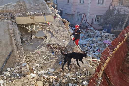 Aun con nuevos rescates, muertos por terremoto en Turquía y Siria suben a 12.000