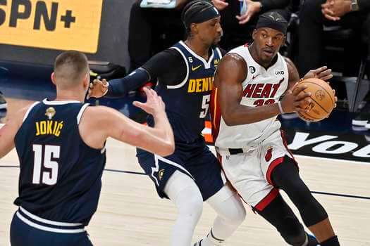 Miami dio el palo en Denver y le ganó a los Nuggets para empatar la final de la NBA