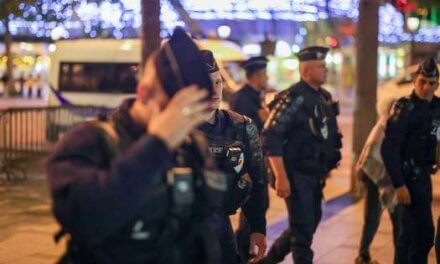 El policía acusado de haber matado a un joven en Francia niega haberlo amenazado