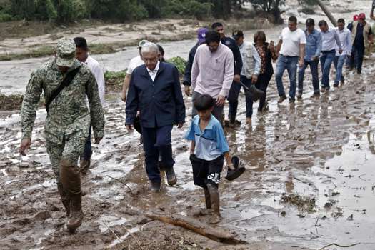 Huracán Otis deja 27 muertos en Acapulco; AMLO visita la zona de la tragedia
