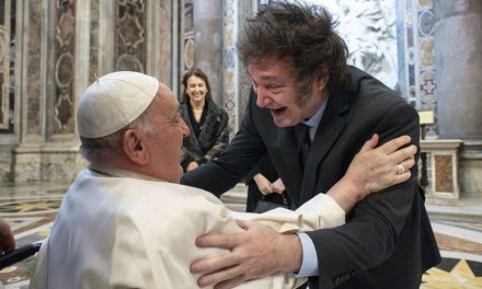 El abrazo de Javier Milei y el papa Francisco en el Vaticano