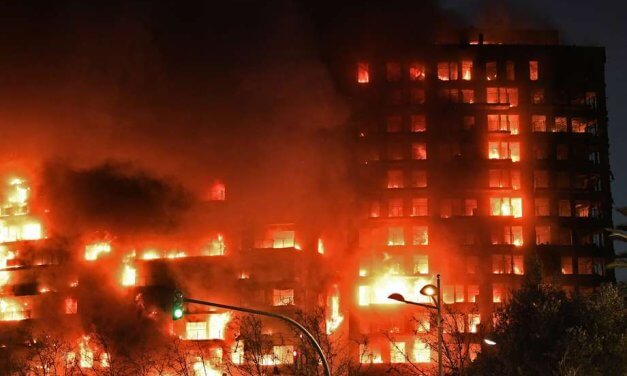 Incendio devora un edificio residencial en Valencia (España); hay heridos