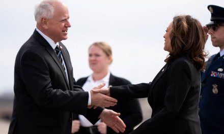 Tim Walz, el profesor, entrenador y pro-aborto que acompaña a Kamala Harris